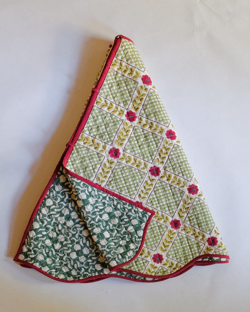 Mumtaz - Hand Block-printed Quilted Christmas Tree Skirt (Red) WP